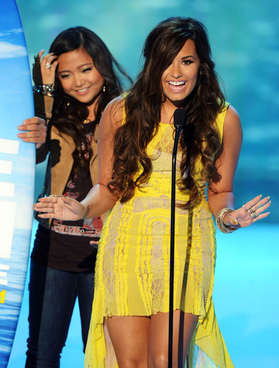 Demi Lovato 2011 Teen Choice Awards Show lx26SxL3sjVl