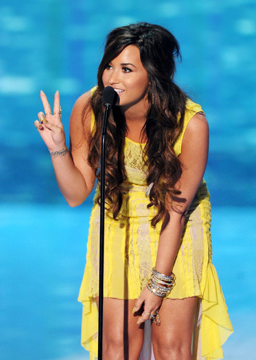 Demi Lovato 2011 Teen Choice Awards Show WRTWDMsRdi4l - Demi Lovato