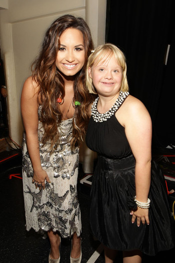 Demi Lovato 2011 VH1 Something Awards Backstage 3Y8W8wRlP8dl