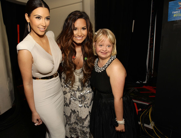 Demi Lovato 2011 VH1 Something Awards Backstage bAJksSV3sE1l