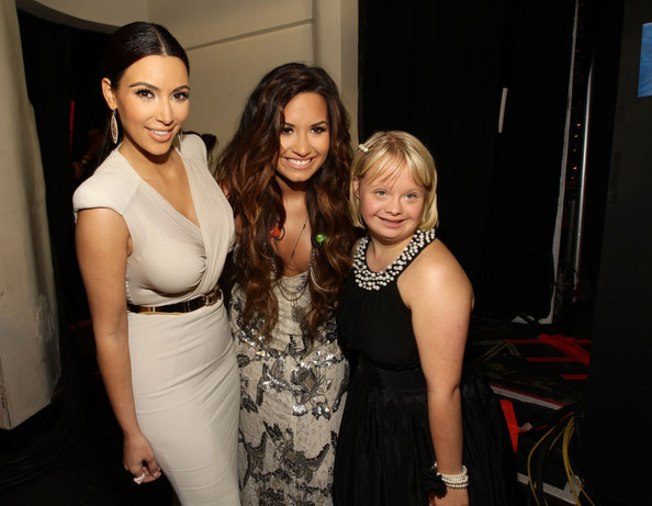 Demi Lovato 2011 VH1 Something Awards Backstage S4AiQsNo-pYl - Demi Lovato