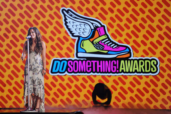 Demi Lovato 2011 VH1 Something Awards Show W8vtOFeKiU0l - Demi Lovato