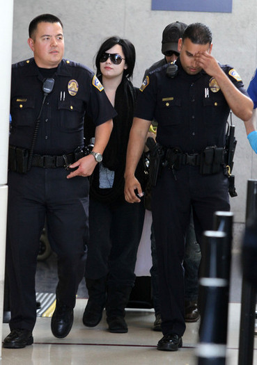 Demi Lovato Demi Lovato Arriving Flight LAX 5WRWx0gNK_Al - Demi Lovato