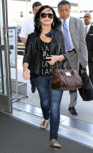 Demi Lovato Demi Lovato Arriving Flight LAX HSg5fGRi6WGl