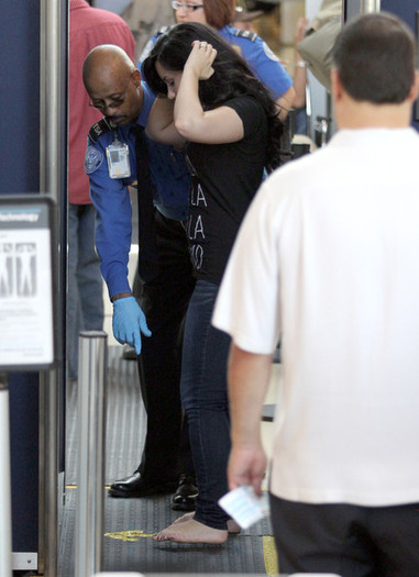 Demi Lovato Demi Lovato Arriving Flight LAX Kq0yD5JRomsl