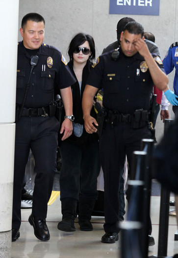 Demi Lovato Demi Lovato Arriving Flight LAX n1gVYm_7nNKl
