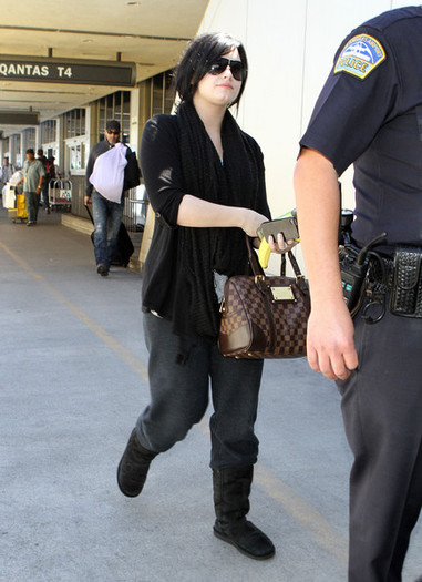 Demi Lovato Demi Lovato Arriving Flight LAX pacfqSKQNIsl