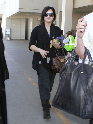 Demi Lovato Demi Lovato Arriving Flight LAX PrPf8JiVZH6l
