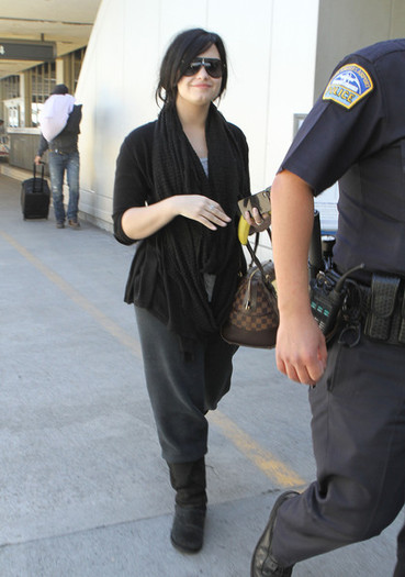 Demi Lovato Demi Lovato Arriving Flight LAX SAKMurnrUn5l
