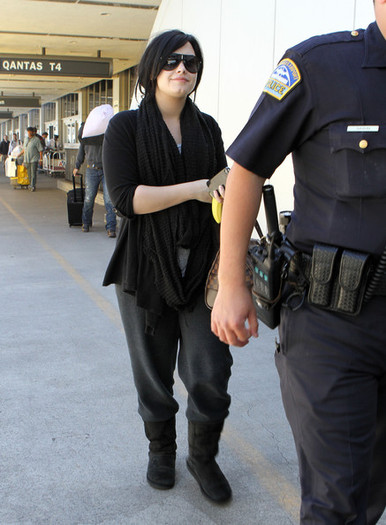 Demi Lovato Demi Lovato Arriving Flight LAX ufVr13-BX-6l