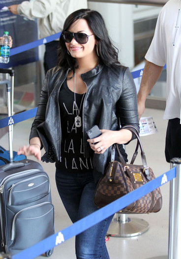Demi Lovato Demi Lovato Arriving Flight LAX wUs8VnCMny7l