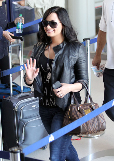 Demi Lovato Demi Lovato Arriving Flight LAX xhVbtE_ljNSl