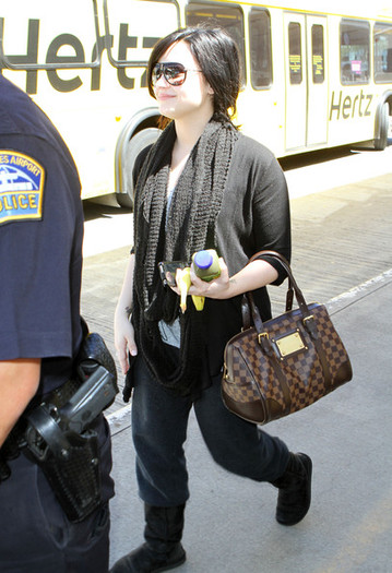 Demi Lovato Demi Lovato Arriving Flight LAX xuaqQkUaKfHl