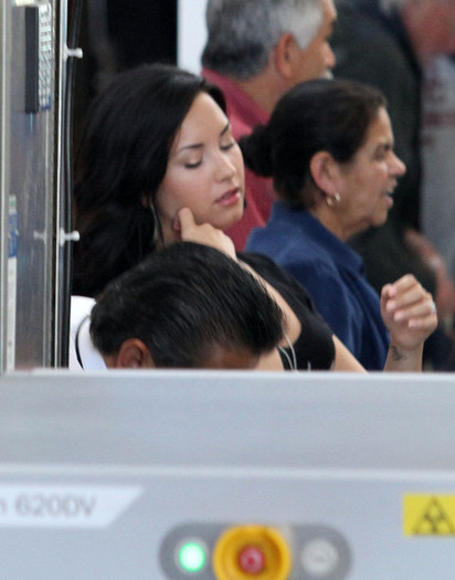 Demi Lovato Demi Lovato Arriving Flight LAX yMxhm3rLikAl