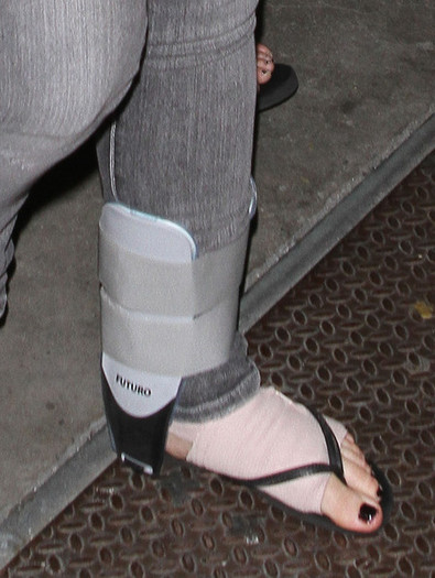 Demi Lovato Demi Lovato Arriving LAX Airport fHv_JylzRXbl - Demi Lovato