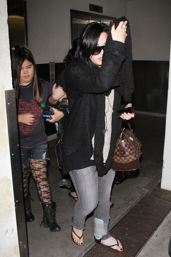 Demi Lovato Demi Lovato Arriving LAX Airport O74e5sRfIN4l - Demi Lovato