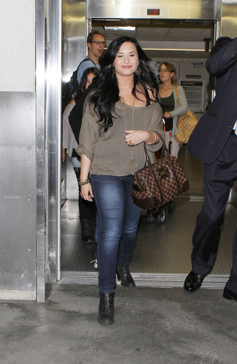 Demi Lovato Demi Lovato Arriving Los Angeles 2Kv1zqxxUJ7l