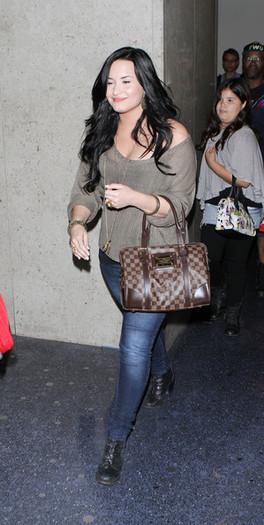 Demi Lovato Demi Lovato Arriving Los Angeles a_sAvUvnGI1l - Demi Lovato