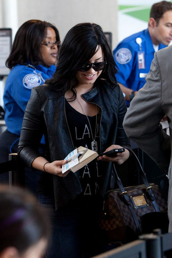 Demi Lovato Demi Lovato at LAX 9jtBne-pz0Jl - Demi Lovato