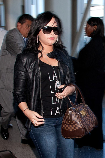 Demi Lovato Demi Lovato at LAX KKQbl1J8ZkKl - Demi Lovato