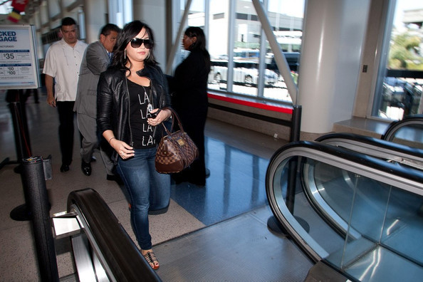 Demi Lovato Demi Lovato at LAX XjJ90sWsGgnl - Demi Lovato