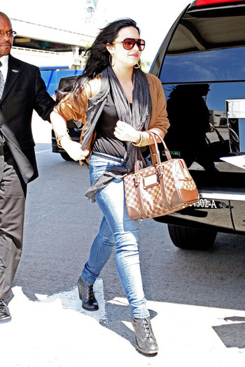 Demi Lovato Demi Lovato at LAX YAAKITGLx46l - Demi Lovato
