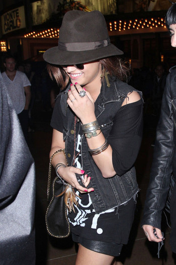 Demi Lovato Demi Lovato Grove A-WCOXtOX51l - Demi Lovato
