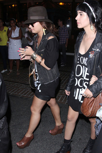 Demi Lovato Demi Lovato Grove OFledS9EJJMl