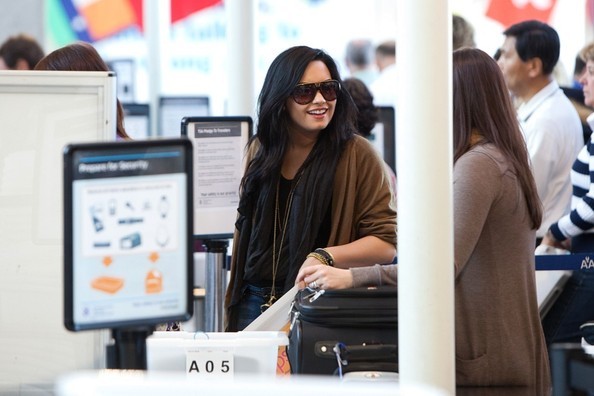 Demi Lovato Demi Lovato LAX Airport 6fc3-GaYuAhl