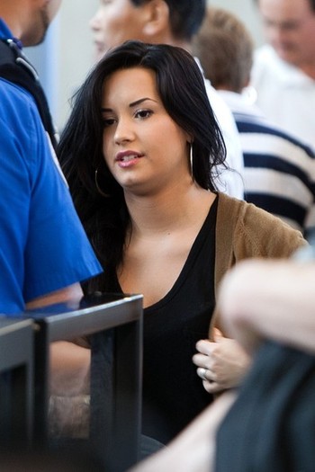 Demi Lovato Demi Lovato LAX Airport UNo97hMs-Cil - Demi Lovato