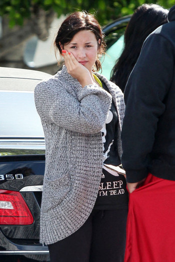 Demi Lovato Demi Lovato Out 0MvQb2sLy_-l - Demi Lovato