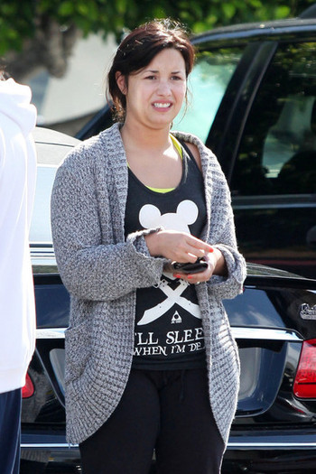Demi Lovato Demi Lovato Out 58UI-IG5uLFl - Demi Lovato