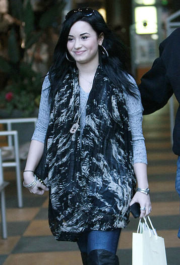 Demi Lovato Demi Lovato Shopping Eating Mall 9l-Wnuu81Bwl