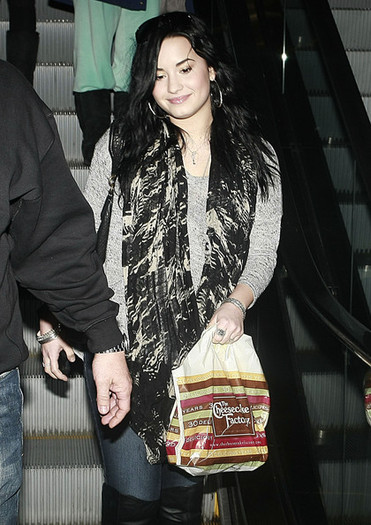 Demi Lovato Demi Lovato Shopping Eating Mall PuHg1WeX2Qhl