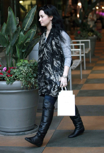 Demi Lovato Demi Lovato Shopping Eating Mall TcxII_QeTEql