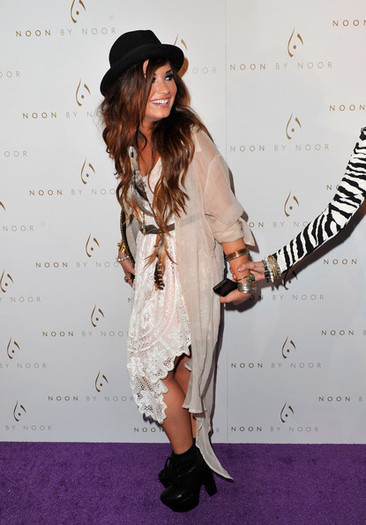 Demi Lovato Noon Noor Launch Event 8GyLi_DKJ1rl - Demi Lovato