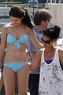 selena-gomez-blue-bikini-beach-18[1]