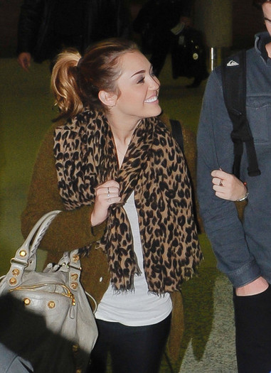 Miley Cyrus Miley Cyrus Arrives Brisbane Ee7WugJUC-il - Miley Cyrus