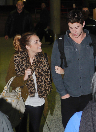 Miley Cyrus Miley Cyrus Arrives Brisbane X-VN62g0PR6l