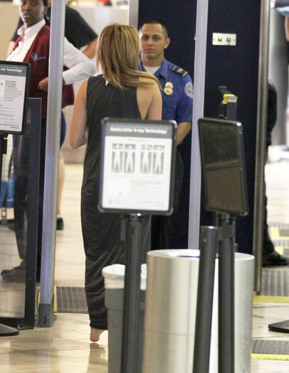 Miley Cyrus Miley Cyrus Catching Flight LAX BetkDDaRywMl