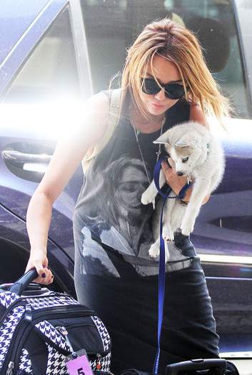 Miley Cyrus Miley Cyrus Catching Flight LAX cce4R8Qnn_Yl - Miley Cyrus
