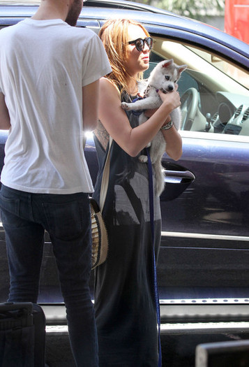 Miley Cyrus Miley Cyrus Catching Flight LAX e8utU1zf94Dl - Miley Cyrus