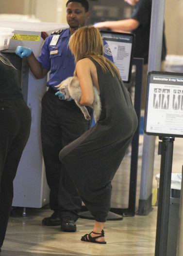 Miley Cyrus Miley Cyrus Catching Flight LAX hPM8-sS5peZl