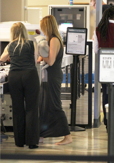 Miley Cyrus Miley Cyrus Catching Flight LAX NcmXMexhG_ol - Miley Cyrus