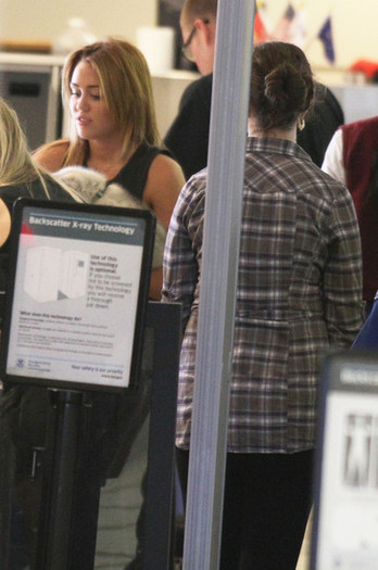 Miley Cyrus Miley Cyrus Catching Flight LAX pPqQl68RlSll - Miley Cyrus