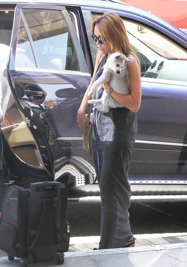 Miley Cyrus Miley Cyrus Catching Flight LAX vH7Jz19nPhhl - Miley Cyrus
