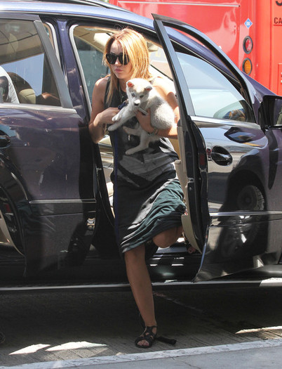 Miley Cyrus Miley Cyrus Catching Flight LAX Y1dkMbmrfnMl - Miley Cyrus