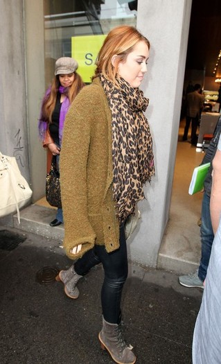 Miley Cyrus Miley Cyrus Chapel Street 4LekFCw5OtOl - Miley Cyrus