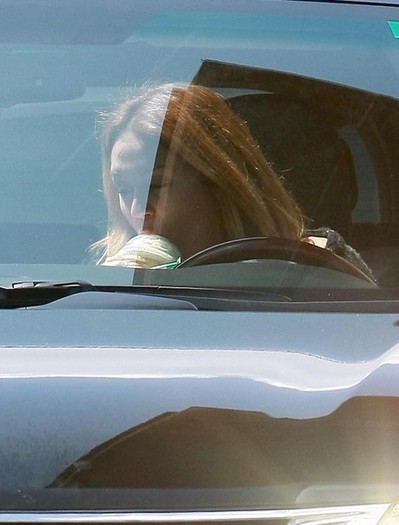 Miley Cyrus Miley Cyrus Getting Iced Coffee 2wdzXOeuFyFl - Miley Cyrus