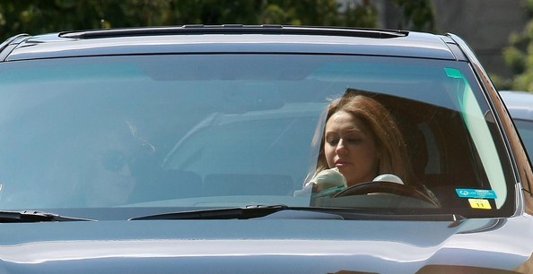 Miley Cyrus Miley Cyrus Getting Iced Coffee ajdldhkqLw1l - Miley Cyrus